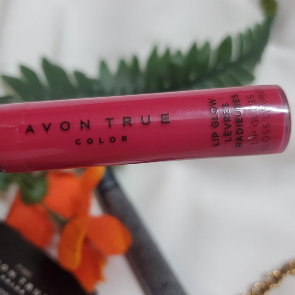 Avon makeup pack Lip glow.Eye shadow & eye mask. - Picture 5 of 7